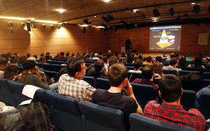 Un grupo de alumnos universitarios recibe clase en la Casa Encendida como medida de protesta. "A mí me parece una forma de protesta fantástica", ha manifestado un trabajador que se dirigía a su puesto laboral. "Prefiero menos manifestaciones y más actividades de este tipo que son muy respetuosas y no molestan a los ciudadanos", ha sentenciado.