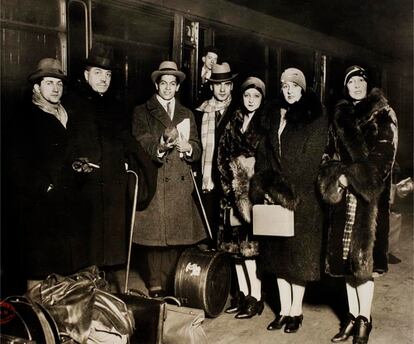 Serge Lifar con Diághilev a su derecha, Boris Kochno, a su izquierda, y miembros de la compañía. Llegada a Liverpool durante una gira, diciembre de 1928.