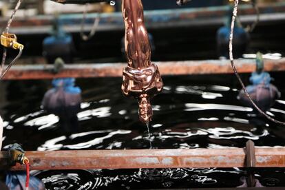 Una estatuilla chapada en cobre pasa por una serie de baños químicos en el Epner Technology en Brooklyn, Nueva York. Cada estatuilla es revestida en tres capas, la última de oro.