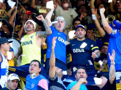 Los barras de Boca Juniors Rafael Di Zeo y Mauro Mart&iacute;n alentando durante un partido contr Temperley, en octubre de 2016.