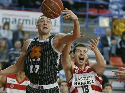 El alero belga del Uxue Bilbao, Axel Hervelle, intenta controlar el balón ante el alero búlgaro del Manresa, Aleksander Yanev.