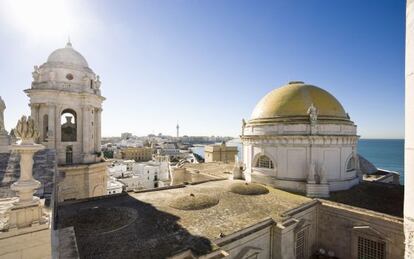 Vista de la catedral de C&aacute;diz con el mar de fondo.