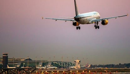 Un avi&oacute;n de Vueling toma tierra en el aeropuerto barcelon&eacute;s de El Prat.