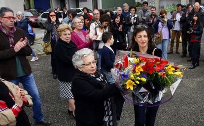Una tía de José Couso y la líder de Esquerda Unida depositan un ramo de flores en la plaza ferrolana que honra al cámara asesinado.