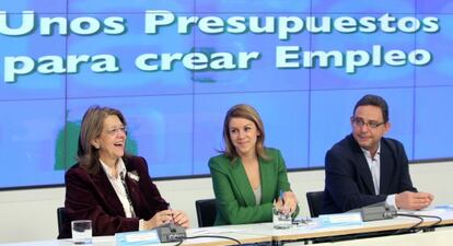 Reunión del PP para tratar los Presupuestos Generales del Estado presidida por María Dolores de Cospedal (centro), Elvira Fernández y Francisco Utrera.