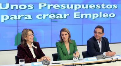 Reuni&oacute;n del PP para tratar los Presupuestos Generales del Estado presidida por Mar&iacute;a Dolores de Cospedal (centro), Elvira Fern&aacute;ndez y Francisco Utrera.