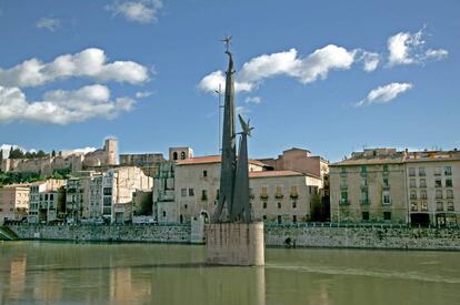 Monumento franquista en el r&iacute;o Ebro, a su paso por Tortosa.