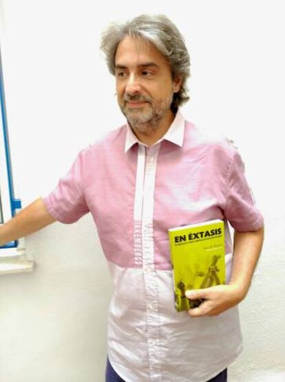 El periodista Joan Oleaque con su libro 'En Èxtasis'.