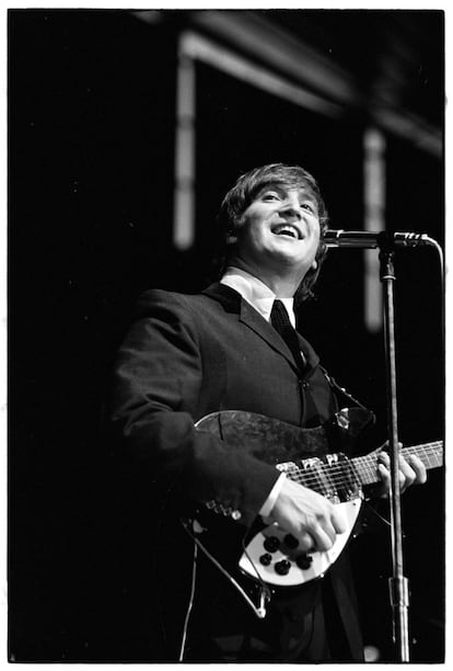 Lennon, durante un concierto de los Beatles en Estocolmo, en 1964. El griterío de los fans en los concietos era tal que The Beatles optó por dejar las actuaciones en directo.