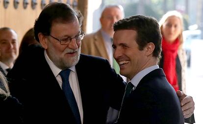El expresidente Mariano Rajoy saluda al presidente del Partido Popular Pablo Casado, a su llegada al acto de investidura de Juanma Moreno, presidente electo de la Junta de Andalucía. 