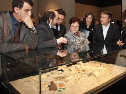 La presidenta de la Diputación y los arqueólogos en la presentación de una exposición sobre ritos funerarios en el Marq.