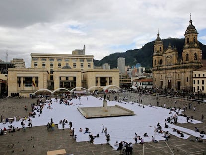Un grupo de personas participa en una intervención artística liderada por la escultora colombiana Doris Salcedo.