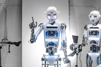 RoboThespian puede programarse para que asuma distintas personalidades. Plurilingüe hiperactivo y fácil de configurar, suele ejercer de anfitrión en exposiciones, espectáculos deportivos, actividades culturales o eventos de empresa.