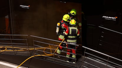 Los bomberos apagan el fuego en el garaje de McLaren.