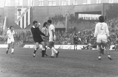 Ángel Franco Martínez arbitra un Atlético-Málaga en el Calderón.