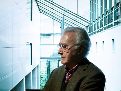 El arquitecto Manuel Gallego, retratado en la exposición antológica sobre su obra que ha acogido la Fundación Barrié de la Maza de A Coruña.