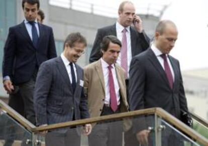 El expresidente español José María Aznar (c), a su llegada para participar en la conferencia "El modelo húngaro en la Europa variable" celebrada hoy en Budapest (Hungría).