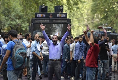 Profesores de Cachemira se manifiestan contra el gobierno indio y la policía les rocía con spray azul para intentar disolver la protesta en Srinagar (India). 