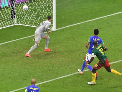 Aboubakar, tras rematar de cabeza en el gol de Camerún ante Brasil este viernes en el estadio Lusail, en Doha.