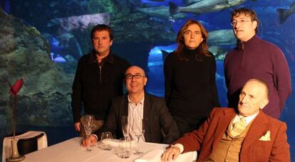 De izquierda a derecha, Mikel Santamaría, Manu Narváez, Esther Irigaray, el concejal Josu Ruiz y Vicente Zaragüeta, ayer en la presentación del programa turístico en el Aquarium donostiarra.