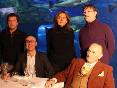 De izquierda a derecha, Mikel Santamaría, Manu Narváez, Esther Irigaray, el concejal Josu Ruiz y Vicente Zaragüeta, ayer en la presentación del programa turístico en el Aquarium donostiarra.