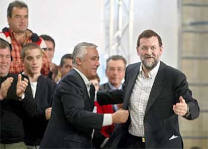 Javier Arenas y Mariano Rajoy, durante un acto del PP celebrado en Baeza (Jaén).