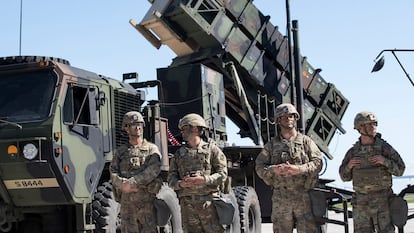 Soldados estadounidenses junto a una batería Patriot durante unas maniobras de la OTAN en Lituania, en 2017.