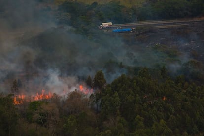 La represa Cantareira, en Bragança Paulista, que abastece a 14 millones de personas, alcanzó el peor nivel de su historia: 3,5%. Los incendios son rutina en la región.