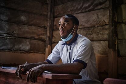 Gael, 23 años, atiende durante una clase. Quince años después de la entrada en vigor de la ley de Educación, todavía no existe una guía pedagógica para el desarrollo curricular de Educación Especial y la mayoría de las instituciones se apoyan en las guías de Educación Regular.