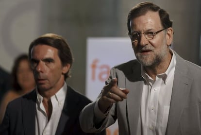 El expresidente Jos&eacute; Mar&iacute;a Aznar junto al presidente Mariano Rajoy, en el campus FAES en Guadarrama, Madrid.