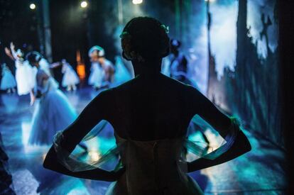 Una bailarina espera entre bastidores durante un ensayo general de 'Giselle' en el Teatro Johannesburgo (Sudáfrica).
