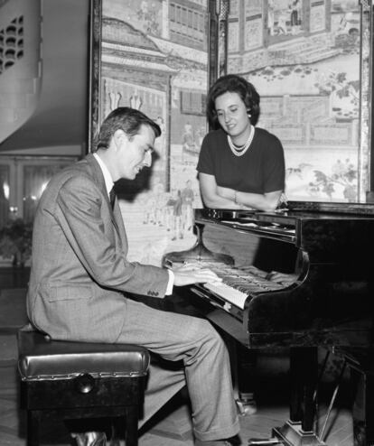 La infanta Pilar de Borbón escucha a su marido, Luis Gómez-Acebo, tocando el piano, en su casa de Madrid en 1967.