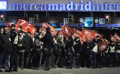 Miembros de UGT y CCOO, durante los piquetes informativos que han organizado esta noche a la entrada de Mercamadrid, en el comienzo de la huelga general 14N. Según la información suministrada por los sindicatos, no ha entrado ni salido mercancía de los principales mercados centrales de abastos, mientras que los datos en poder del Ministerio del Interior indican que la actividad en Mercamadrid y Mercabarna ha sido muy parecida a la de una jornada normal, y en Zaragoza el paro ha sido "medio-alto" y en el de Sevilla se ha paralizado.