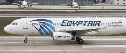 Fotograf&iacute;a de archivo fechada el 24 de abril de 2011 que muestra un avi&oacute;n Airbus A320 de las aerol&iacute;neas EgyptAir.