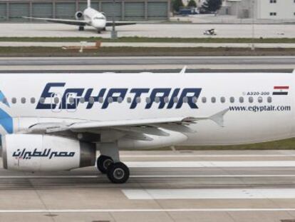 Fotograf&iacute;a de archivo fechada el 24 de abril de 2011 que muestra un avi&oacute;n Airbus A320 de las aerol&iacute;neas EgyptAir.