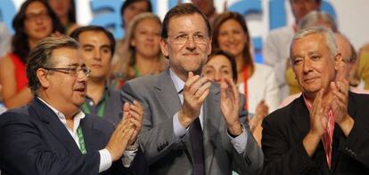 El presidente, Mariano Rajoy, entre el nuevo l&iacute;der del PP andaluz, Juan Ignacio Zoido (izquierda) y el anterior, Javier Arenas. 