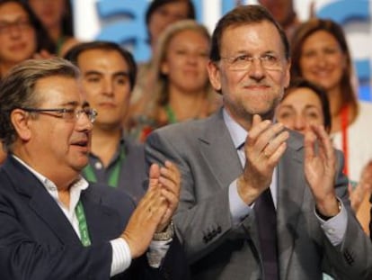 El presidente, Mariano Rajoy, entre el nuevo l&iacute;der del PP andaluz, Juan Ignacio Zoido (izquierda) y el anterior, Javier Arenas. 