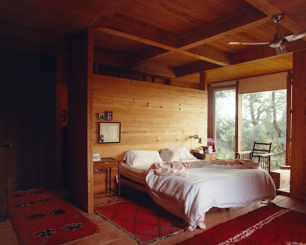 “No me importa no ser un moderno”: así es la ‘casa de barro’ de un arquitecto en un bosque de Girona
