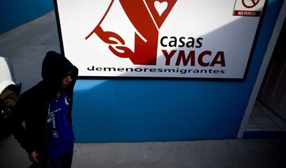 Un menor llega a la casa YMCA de Tijuana para menores migrantes tras ser deportado por Estados Unidos.