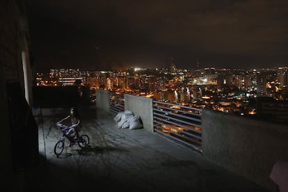 Sólo los pisos superiores tienen grandes balcones. En la imagen, una niña monta en bicicleta en un balcón de la "Torre de David".