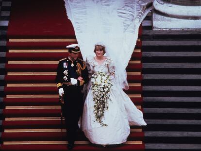 Los príncipes de Gales, Carlos y Diana, a su salida de la catedral de San Pablo de Londres tras su enlace, el 29 de julio de 1981.