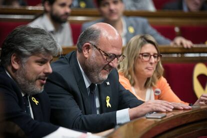 Els diputats de Junts per Catalunya Albert Batet, Eduard Pujol i Elsa Artadi, dimecres al Parlament.