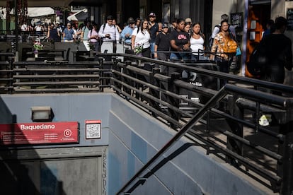 Las líneas del Metro de la Región Metropolitana dejaron de funcionar y el sistema de buses se vio recargado.