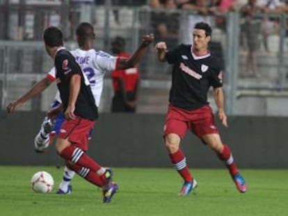 Aduriz disputa un balón durante el amistoso entre el Athletic y el Olimpique de Lyon.