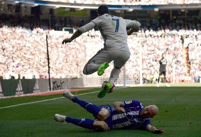 Ronaldo salta por encima del jugador del Alavés, Gaizka Toquero.