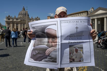 Un hombre sostiene un ejemplar de la edición especial del diario vaticano L'Osservatore Romano en la que se anuncia la muerte del Papa Francisco en la plaza de San Pedro un día después del fallecimiento del pontífice.