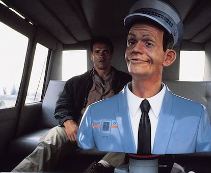 <p>Esta película protagonizada por Arnold Schwarzenegger y basada en un relato de Philip K. Dick nos sitúa en el año 2084. En un momento de la cinta, el personaje que encarna el exgobernador de California se sube a un taxi pilotado por un ordenador. Las grandes marcas de la automoción mundial y tecnológicas como Google se han lanzado ya a materializar el invento. Los taxis de Uber cogieron la delantera el año pasado <a href="http://tecnologia.elpais.com/tecnologia/2016/12/14/actualidad/1481680772_942809.html">al probarse en San Francisco</a> (desafiando a las autoridades) Este mismo año veremos cómo se comercializan los primeros modelos con conducción <em>delegada</em>.</p>