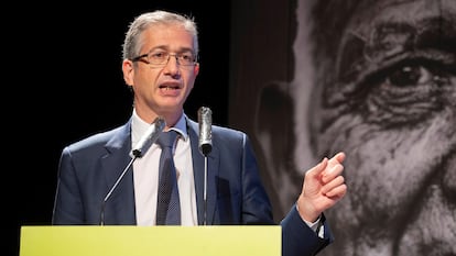 El gobernador del Banco de España, Pablo Hernández de Cos, durante su intervención en el Foro de la Empresa Familiar de la Región de Murcia (AMEFMUR) en el Palacio de San Esteban, este martes, en el Auditorio Víctor Villegas de Murcia.