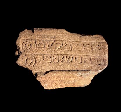 Fragmento de lápida del siglo XIII hallada en la necrópolis de la aljama de Soria. El epitafio dice: "En aquel momento la visión cesó... al morir un sabio, un hombre... un rabí lleno de... Abraham Satabi".