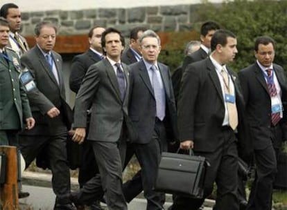 El presidente colombiano, Álvaro Uribe (centro), camina rodeado por su comitiva en Bariloche.